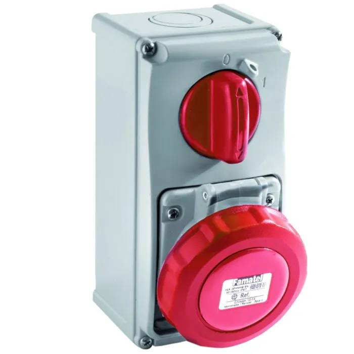 26004 Розетка CEE з відключенням 32А 4p 400V IP67